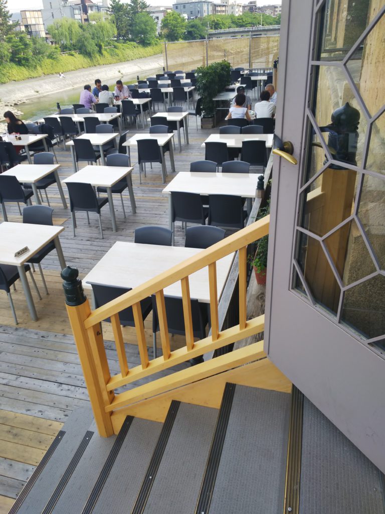 東華菜館の鴨川納涼床