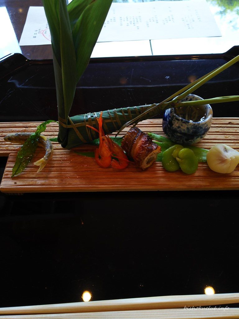 The eight-sun is chimaki sushi, kodon fried chicken, sardine tade, tenaga shrimp tsukudani, Anako Hachimanmaki, Shinjona Junsai, sweet vinegar, one size bean, tsubo lily root