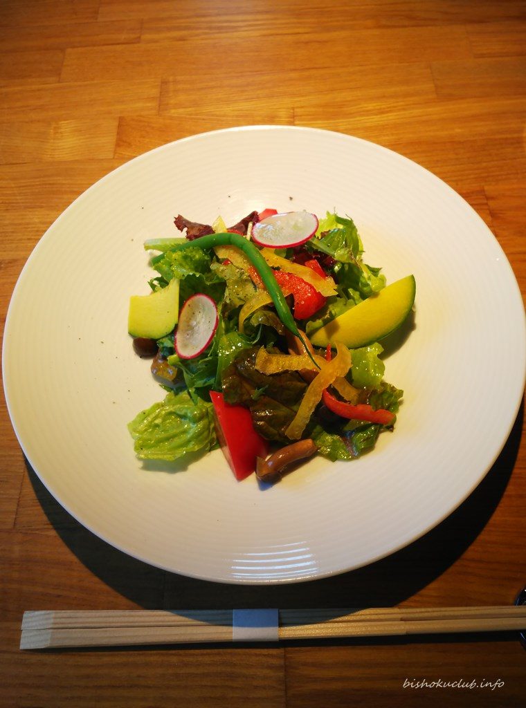 Medium-sced Nikki Salad