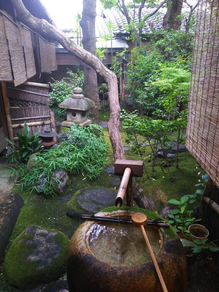 魚新の坪庭