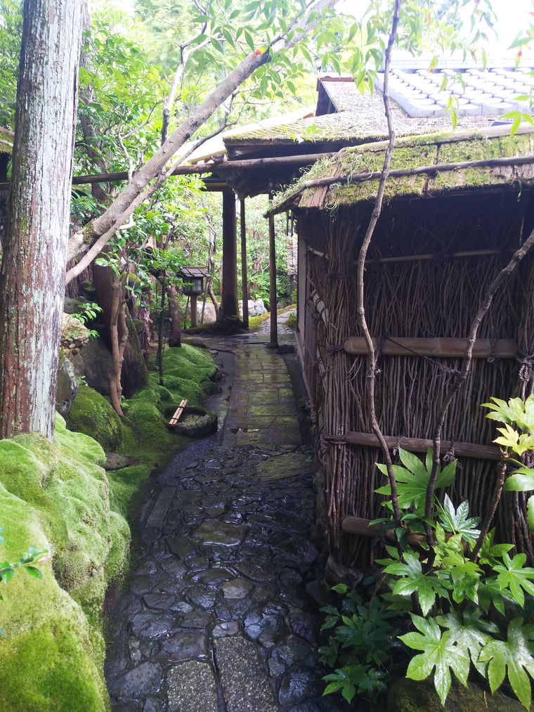 入口をくぐると細い小路があります。