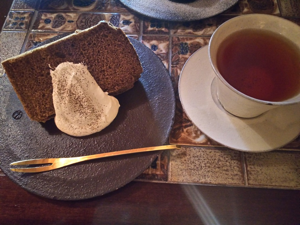 村上開新堂カフェ限定スウィーツセットのほうじ茶シフォンケーキ