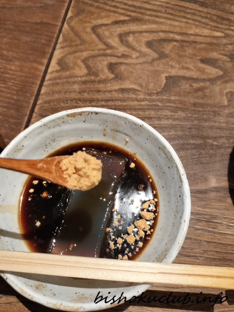 黒蜜にきなこをかける
